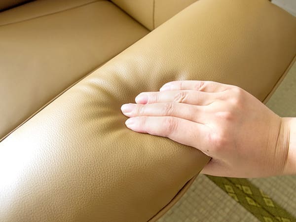 座椅子 日本製 肘付き スーパーソフトレザー 360度回転 回転式 リクライニングチェア 一人掛け レバー式 ハイバック お祝い おしゃれ 幅77×奥行き62~127×高さ38~80cm 13段階 肘掛け フロアチェア パーソナルチェア リクライナー