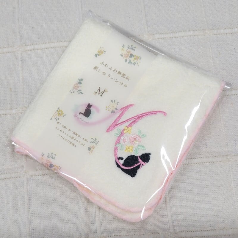 タオルハンカチ アルファベットタオル ハンカチ イニシャル 刺繍 おしゃれ かわいい レディース ハンドタオル ミニギフト リボン ワンポイント 高級感 個別包装 ふわふわ フリル 大人女子 人気 推し ウェディング プレゼント ギフト 綿100％