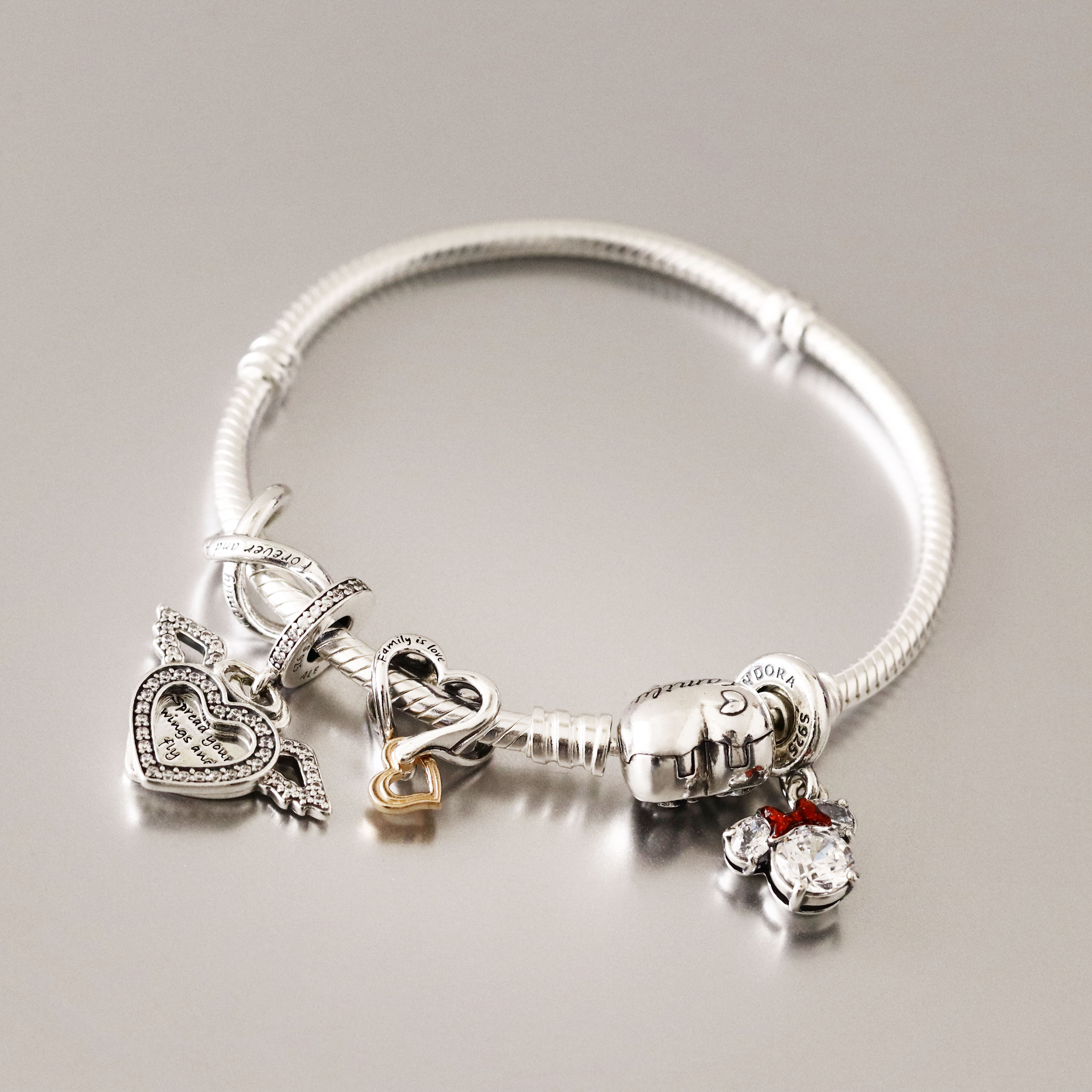ボックス・ショッパー付 PANDORA(パンドラ) ★ Disney Minnie Mouse Silhouette Dangle Charm ★ ディズニー ミニーマウス シルエット ダングル チャーム ★ ブレスレット カスタマイズ アクセサリー シンプル 日常使い 誕生日 記念日 母の日 プレゼント ギフト｜チャーム 単品