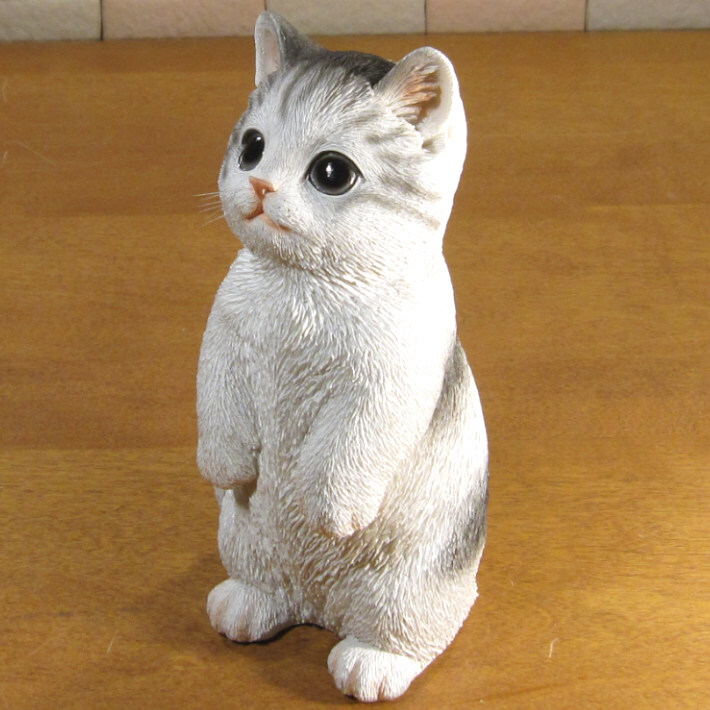 猫　置物 リアル　シンお願いキャット　４　ホワイト＆グレー　ネコ　動物オブジェ　ガーデン　オーナメント　店舗　カウンター　装飾　オブジェ　インテリア　玄関先　庭　ねこ好きさん人気ギフト　動物人気ギフト　クリスマスプレゼント　お誕生日祝い　母の日人気　父の日人気　敬老の日人気