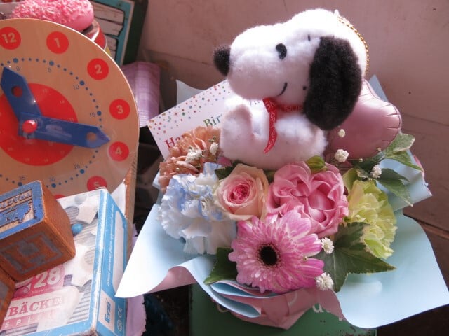 スヌーピー入り フラワーアレンジメント 誕生日 デザイナーにおまかせ 生花使用 Sサイズ