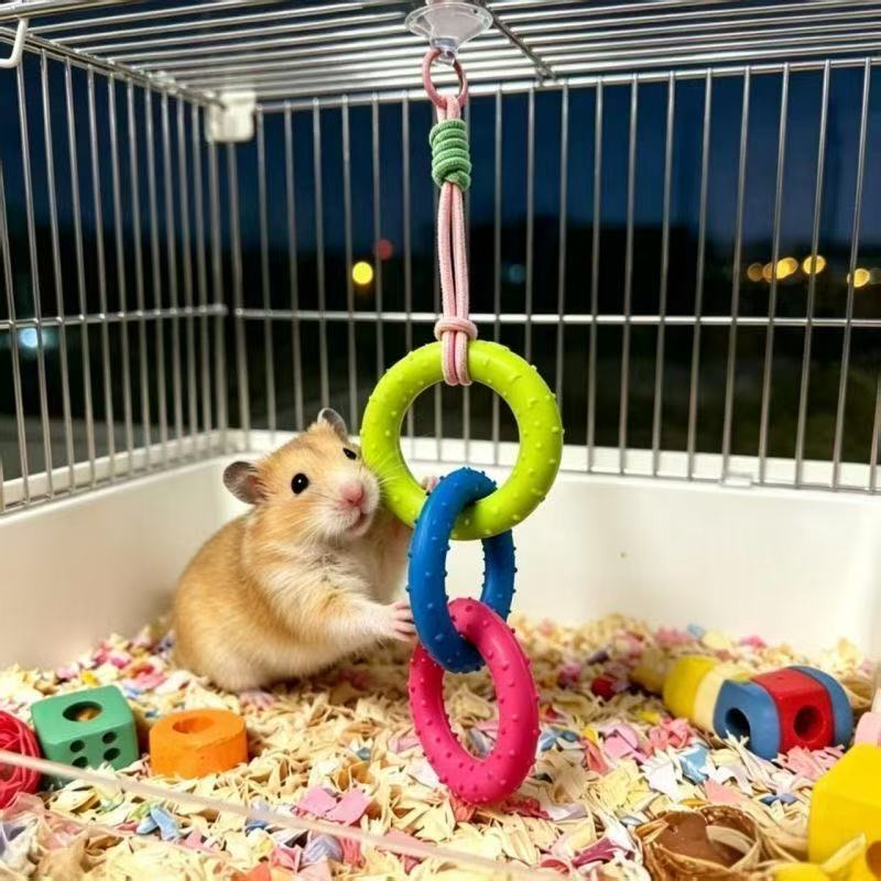 ハムスター おもちゃ 吊り下げ 3連リング ゴム製 小動物 おもちゃ リング 玩具 ケージ 吊り下げ玩具 運動 遊び道具 ストレス解消 ハムスター用品 小動物用品 ペット用品