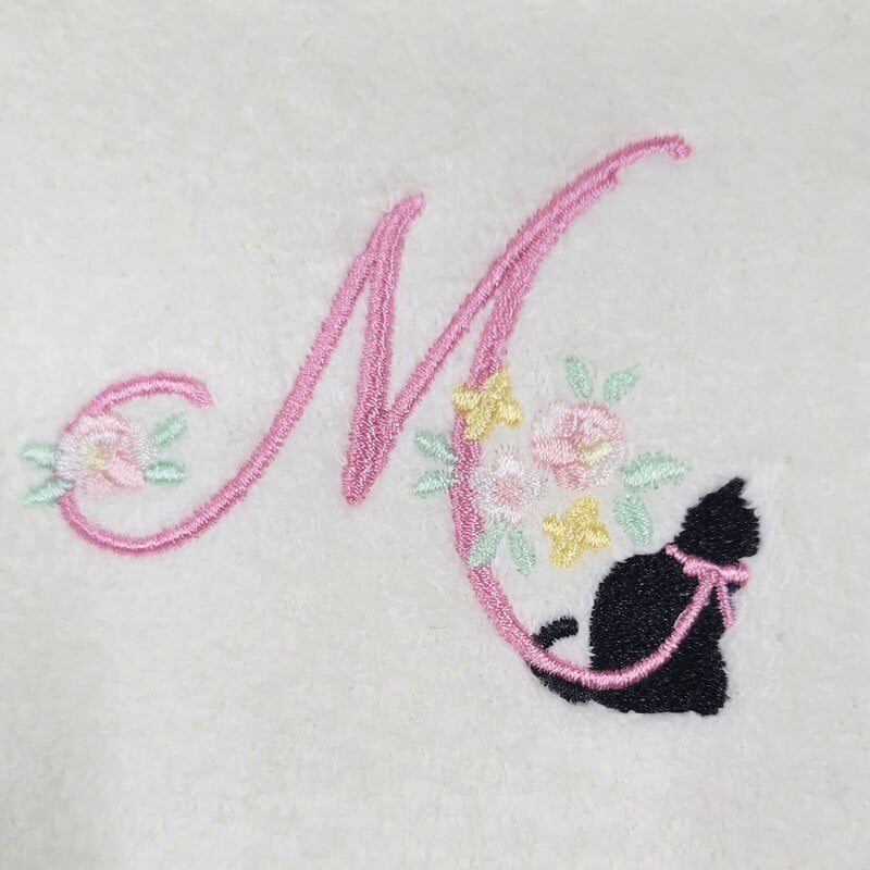 タオルハンカチ アルファベットタオル ハンカチ イニシャル 刺繍 おしゃれ かわいい レディース ハンドタオル ミニギフト リボン ワンポイント 高級感 個別包装 ふわふわ フリル 大人女子 人気 推し ウェディング プレゼント ギフト 綿100％