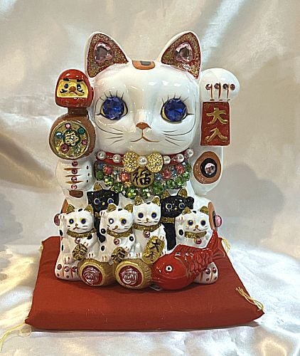 【招き猫がパワーアップ！】ゴージャス デコレーション 招福招き猫：Lサイズ（貯金箱）【贈り物に】猫 ねこ cat キャット デコレーション 置物 風水 鯛 俵 まねきねこ ラインストーン キラキラ 商売繁盛 開店祝い 合格祈願 御祝 内祝 縁起物 誕生日 記念日 母の日 お祝い 贈り物 プレゼント ギフト 可愛い かわいい