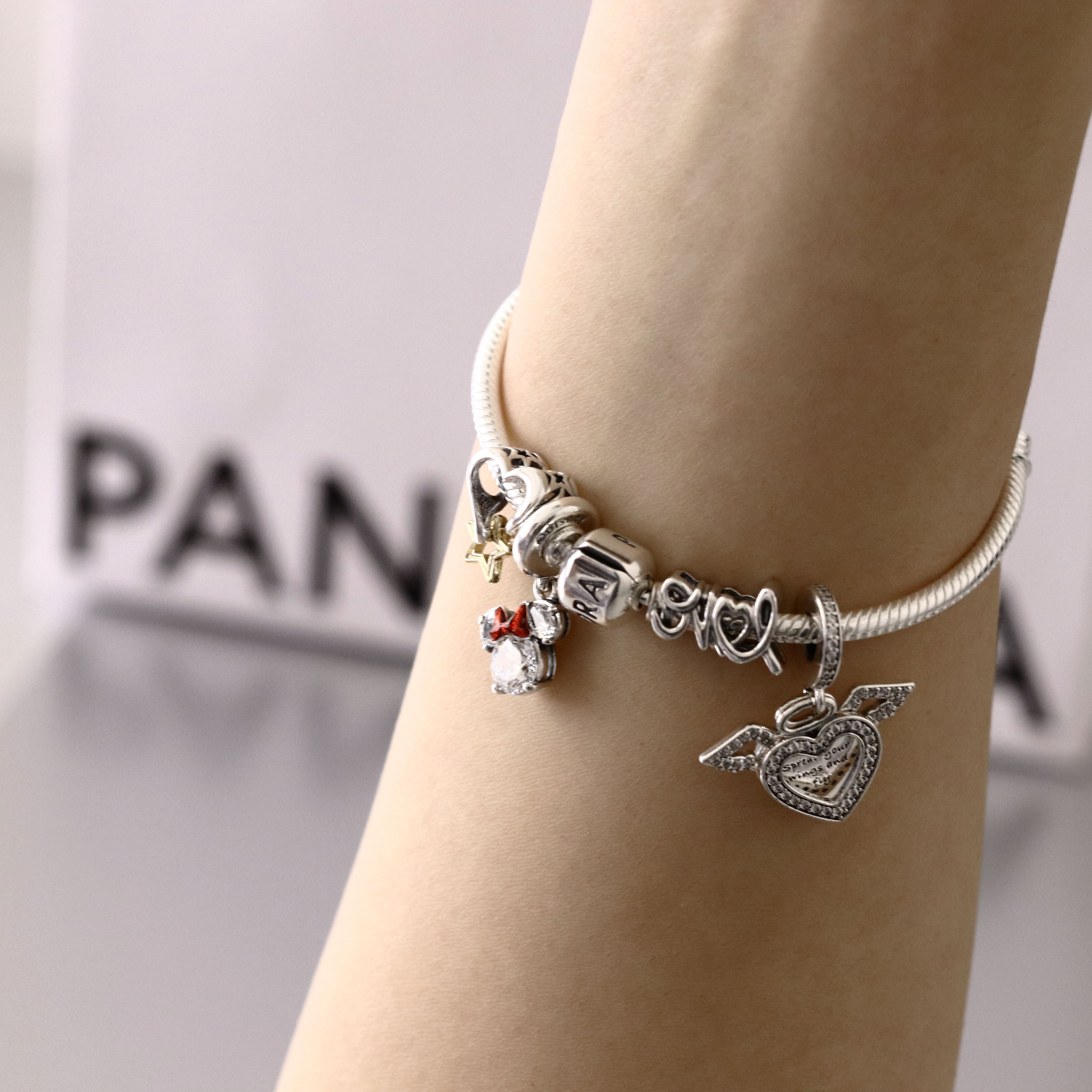 ボックス・ショッパー付 PANDORA(パンドラ) ★ Disney Minnie Mouse Silhouette Dangle Charm ★ ディズニー ミニーマウス シルエット ダングル チャーム ★ ブレスレット カスタマイズ アクセサリー シンプル 日常使い 誕生日 記念日 母の日 プレゼント ギフト｜チャーム 単品