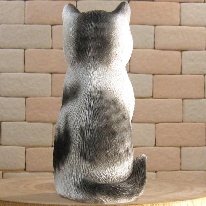 猫　置物 リアル　シンお願いキャット　４　ホワイト＆グレー　ネコ　動物オブジェ　ガーデン　オーナメント　店舗　カウンター　装飾　オブジェ　インテリア　玄関先　庭　ねこ好きさん人気ギフト　動物人気ギフト　クリスマスプレゼント　お誕生日祝い　母の日人気　父の日人気　敬老の日人気