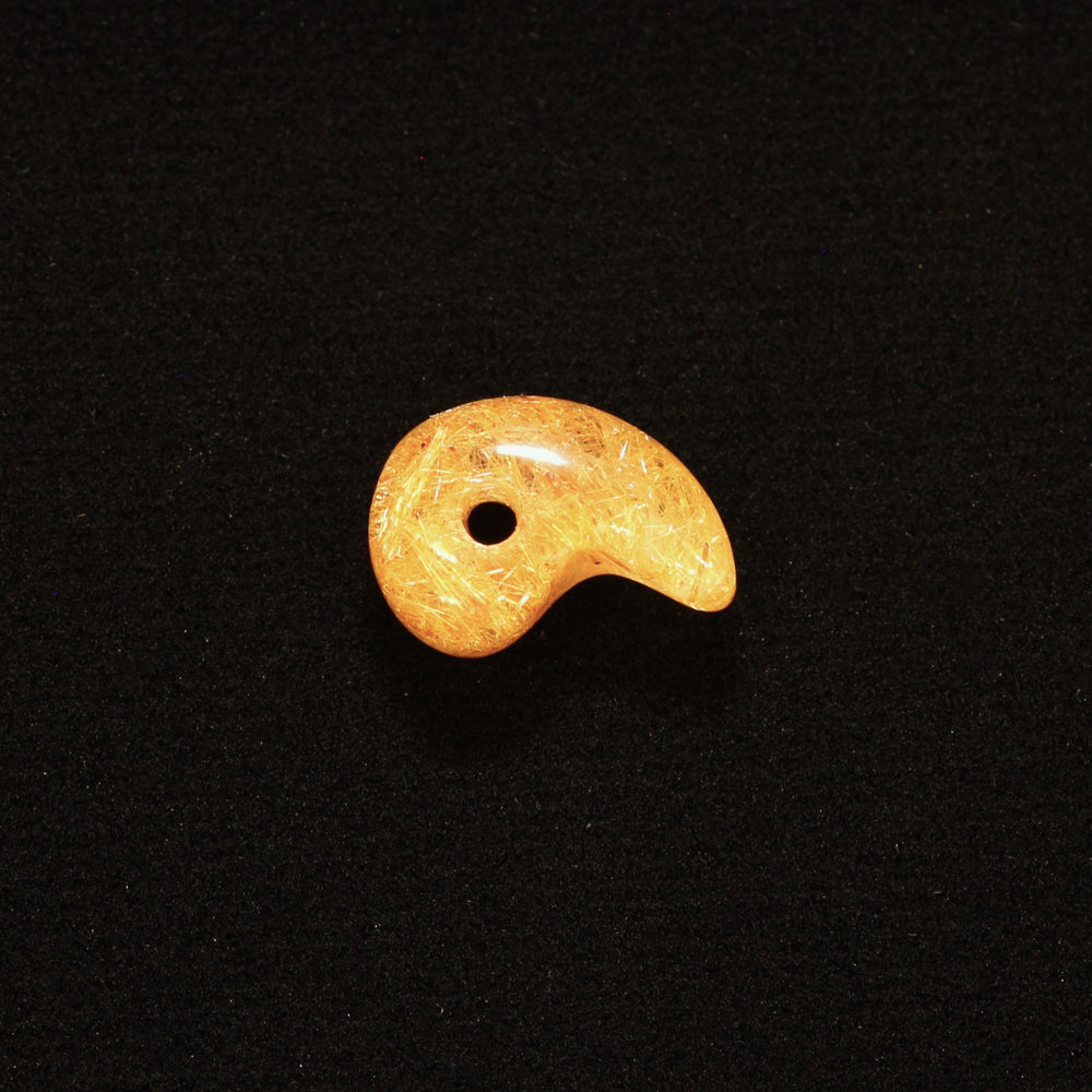 天然石 勾玉ゴールドルチル 約0.6g 丸みのあるふっくらしたフォルム 仕事運 成功 お守り GHM53 交換用ゴム＆巾着付 財運 石 京海堂