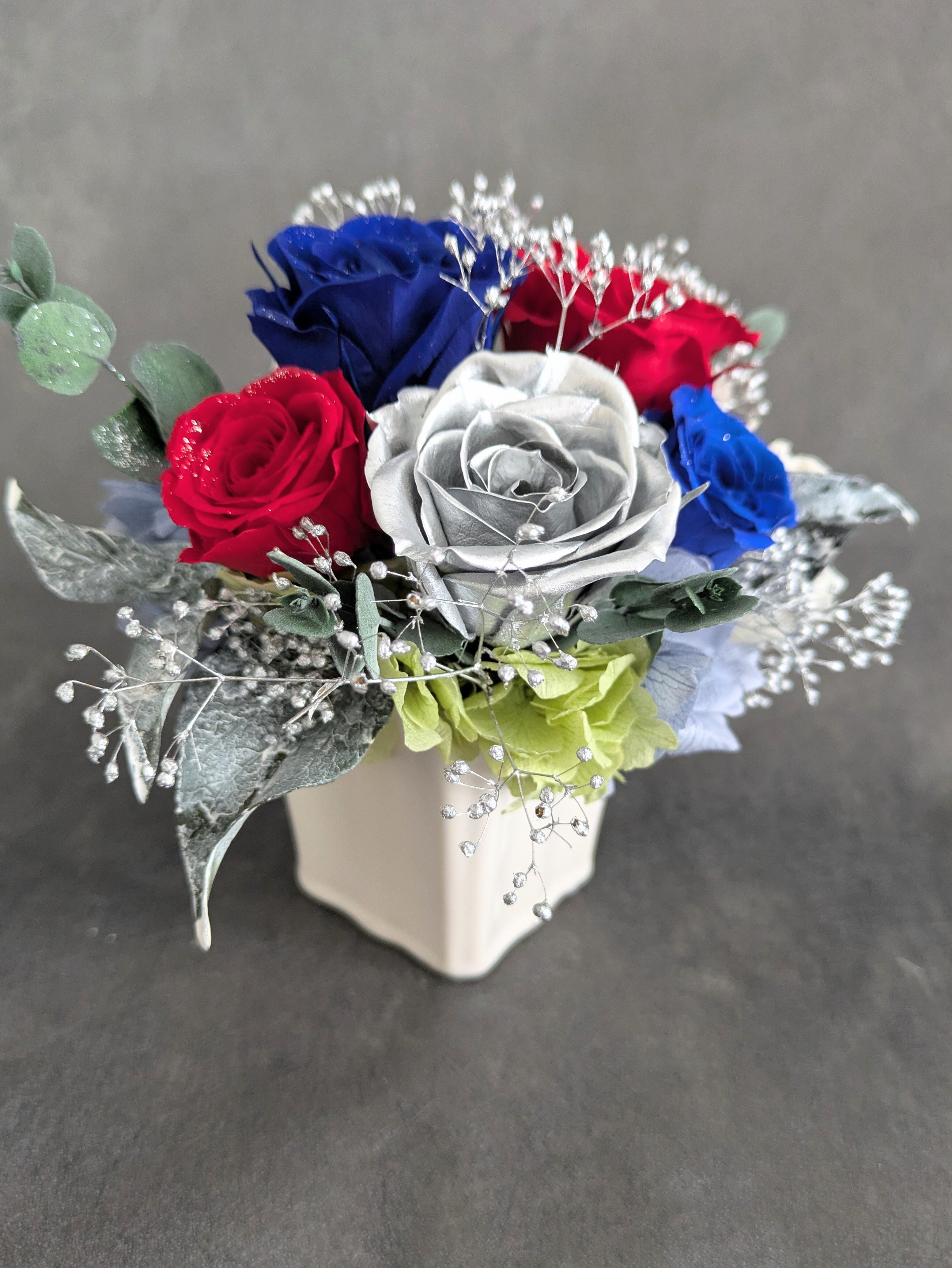 プリザーブドフラワー青と赤い薔薇にシルバーローズの魔法の枯れないお花【リボンラッピング付き】