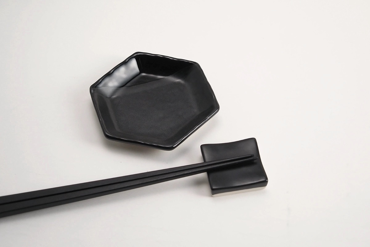 中鉢2枚+箸置き2個+箸2膳セット / monochrome line+名古屋のお箸 / ギフトボックス＆熨斗付き / 瀬戸焼【送料無料（北海道・沖縄を除く）】
