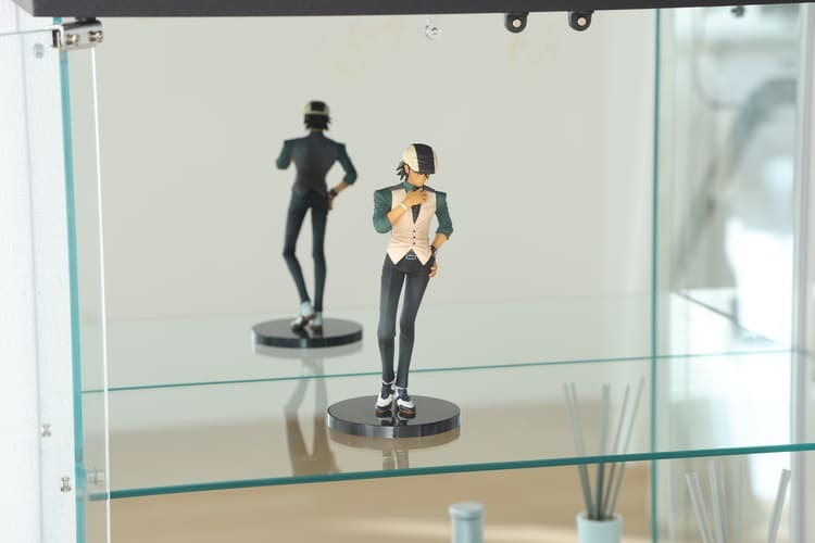 不二貿易 ガラスコレクションケース 幅60cm ワイド 背面ミラー 4段 強化ガラス フィギュアケース 推し活収納 隠しキャスター付き