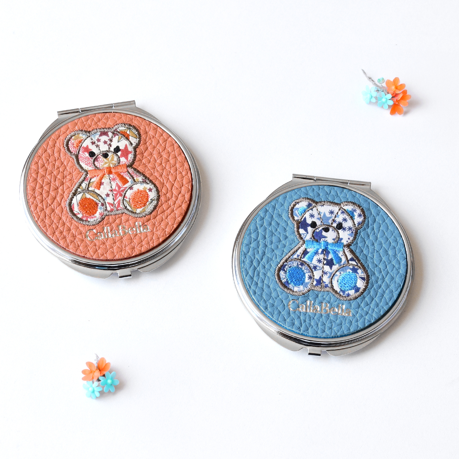 【送料無料】 シュリンクレザー × リバティ コンパクトミラー 【国産本革】 テディベア 刺繍 丸型 折りたたみ 2倍拡大鏡付き 薄型 アップリケ 花柄 牛革 かわいい