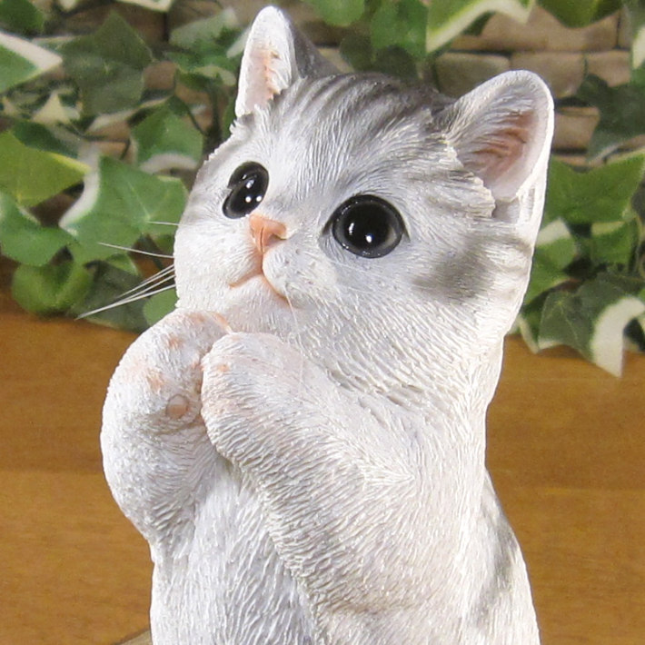 猫　置物 リアル　シンお願いキャット　１　ホワイト＆グレー　ネコ　動物オブジェ　ガーデン　オーナメント　店舗　カウンター　装飾　オブジェ　インテリア　玄関先　庭　ねこ好きさん人気ギフト　動物人気ギフト　クリスマスプレゼント　お誕生日祝い　母の日人気　父の日人気　敬老の日人気