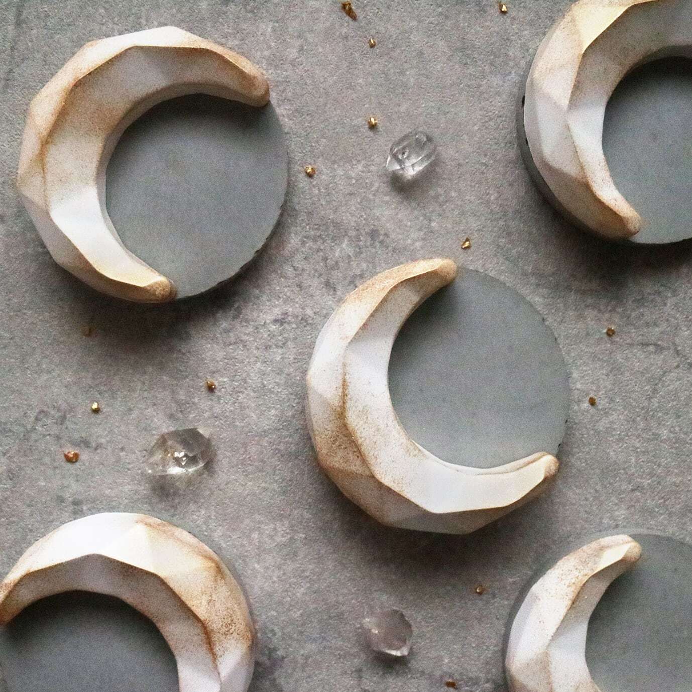 【カラーが選べる】michikake moon stone《月の満ち欠けを映す 三日月のアロマストーン》火を使わない香るインテリア
