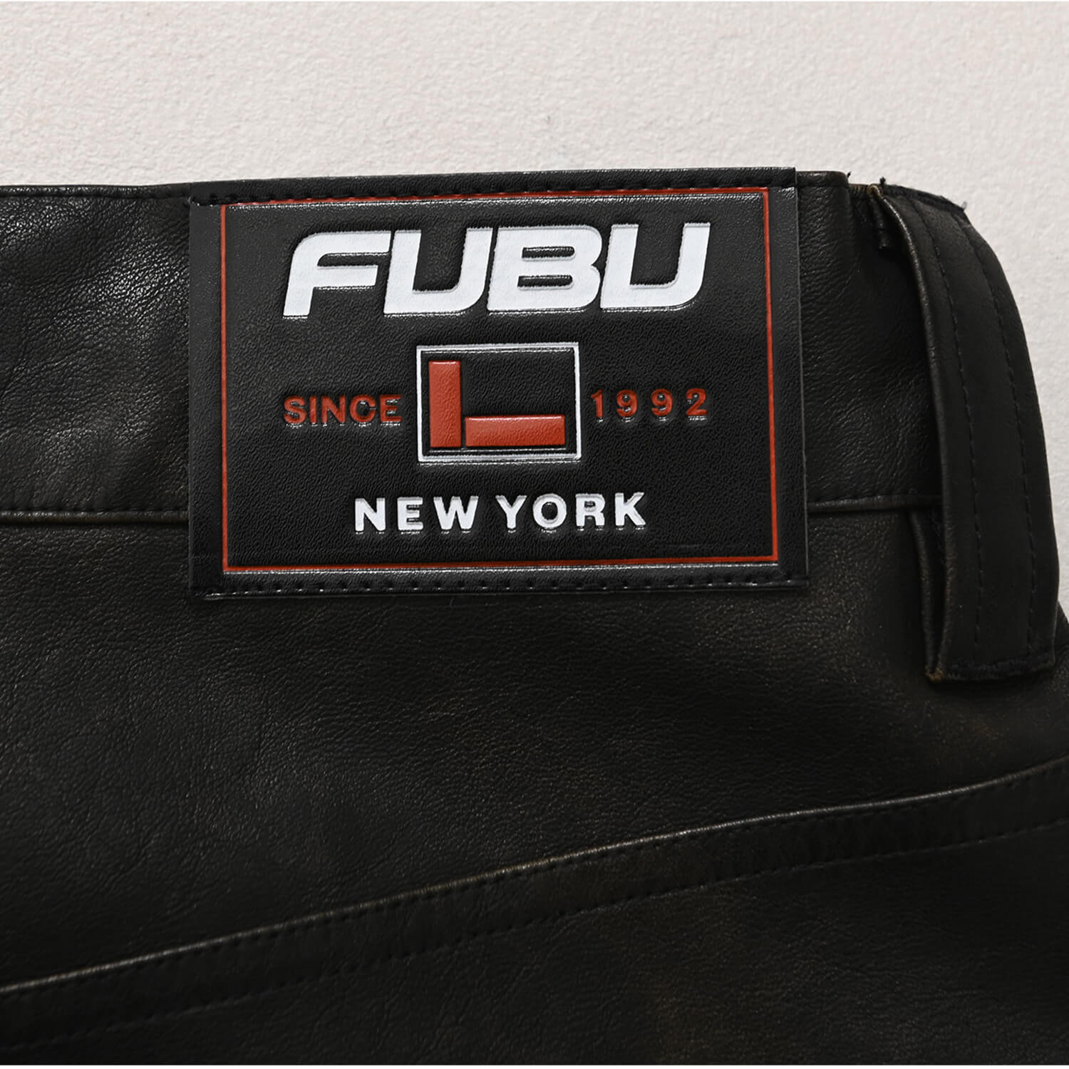 FUBU フブ レザーパンツ メンズ レディース fam-61502 フェイクレザー バギーパンツ ワイドパンツ 5ポケット 合皮 ルーズシルエット ジーパン ストリート ヒップホップ ダンス カジュアル ボトムス 32 34 36 38 2026 Karlas