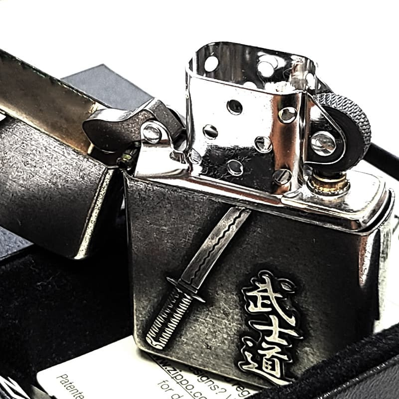 ZIPPO 武士道 刀 ジッポ ライター 和柄 クロームバレル かっこいい メタルエンブレム 日本 アンティーク シルバー 渋い おしゃれ 銀 メンズ プレゼント ギフト