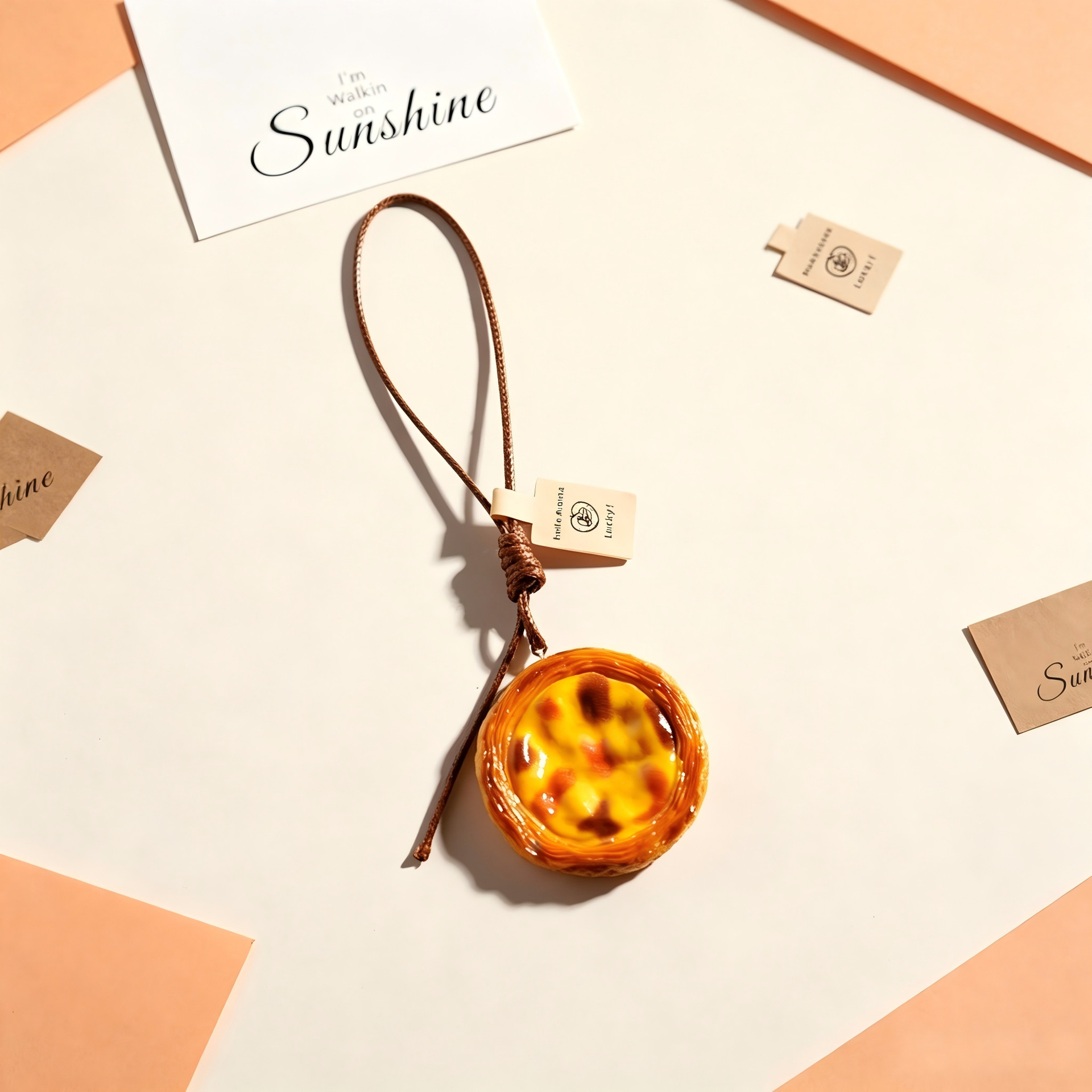 エッグタルト キーホルダー 食品サンプル風 かわいい スイーツ バッグチャーム ストラップ ミニチュア お菓子 モチーフ 鍵飾り カバン 車内 小物 雑貨 インテリア プレゼント