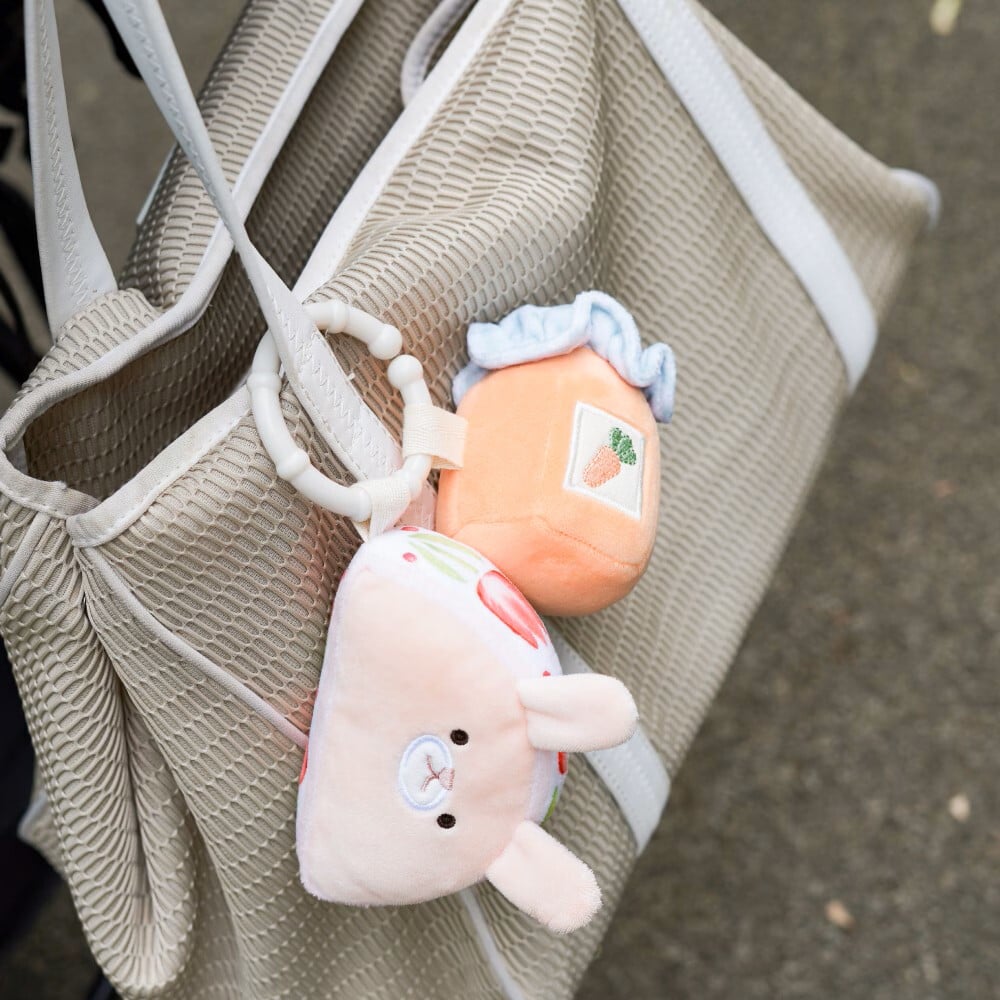 出産祝いに　もちっとラトル うさぎたちのお茶会 布 おもちゃ 玩具 あまのっぽ　amanoppo