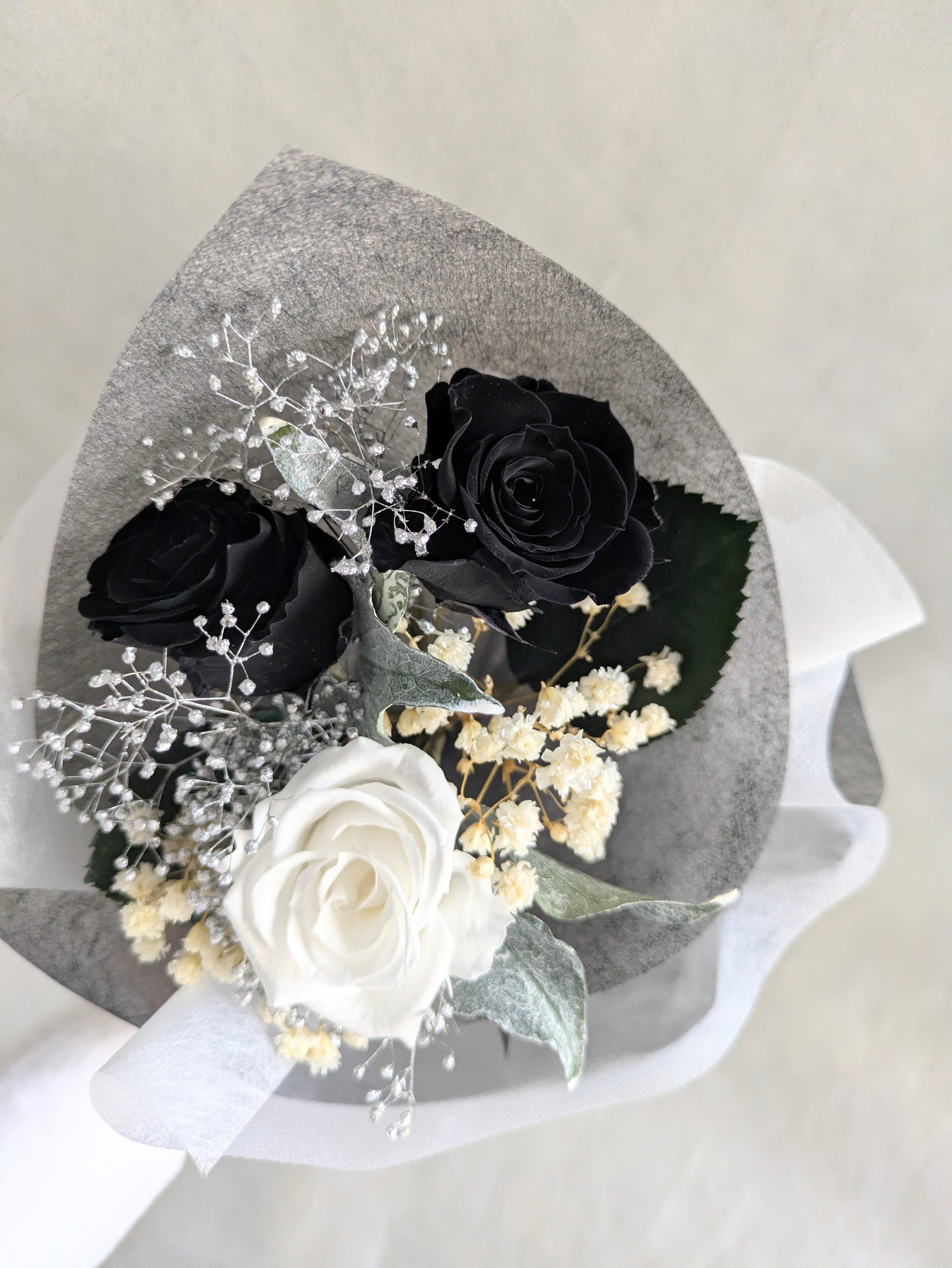 プリザーブドフラワー／黒と白薔薇のシックな3輪花束