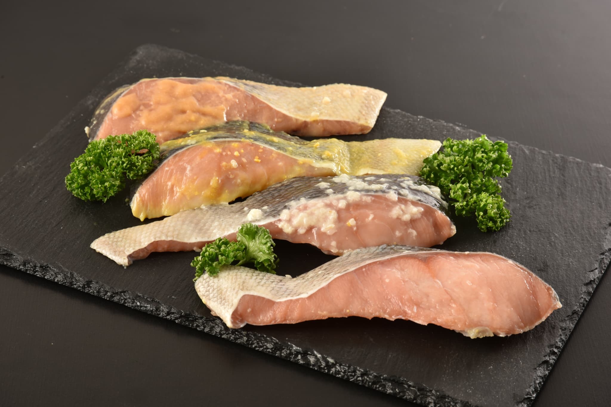 【送料無料・高級ギフト】北海道産 秋鮭三昧(秋鮭西京漬＆秋鮭昆布〆セット)（送料無料 プレゼント グルメ 贈り物  御祝 内祝い 景品 賞品 ご褒美 誕生日 出産祝い 結婚 上司 男 女 友達 新築 引越 送別会 定年 退職祝い 還暦  産地直送  詰合せ ギフト お歳暮 寒中見舞い）