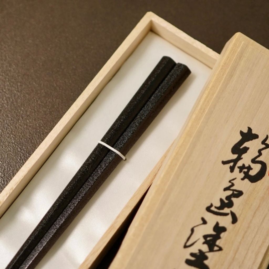 輪島塗 本乾漆 黒【ラッピング・熨斗対応可／桐箱でお届け】高級箸 輪島 日本製 滑り止め加工付き 誕生日 両親 父 母 夫婦 祖父母 結婚記念日 父の日 母の日 敬老の日 特別 友達 カップル パートナー お揃い 家族 おしゃれ キラキラ 箔 結婚祝い 新築祝い 国内生産 上品 優美 上司 先輩 後輩 新生活 世界に一つ 海外へのお土産に 乾燥漆 伝統工芸　漆　漆器