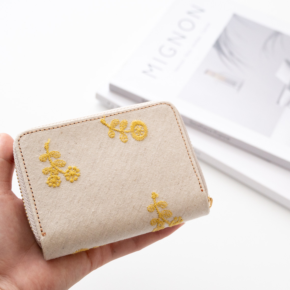 お札が折れない コンパクトウォレット 【 たんぽぽ日和 】 全面 刺繍 たんぽぽ ナチュラル イエロー ミニ財布
