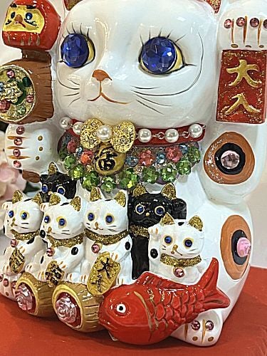 【招き猫がパワーアップ！】ゴージャス デコレーション 招福招き猫：Lサイズ（貯金箱）【贈り物に】猫 ねこ cat キャット デコレーション 置物 風水 鯛 俵 まねきねこ ラインストーン キラキラ 商売繁盛 開店祝い 合格祈願 御祝 内祝 縁起物 誕生日 記念日 母の日 お祝い 贈り物 プレゼント ギフト 可愛い かわいい