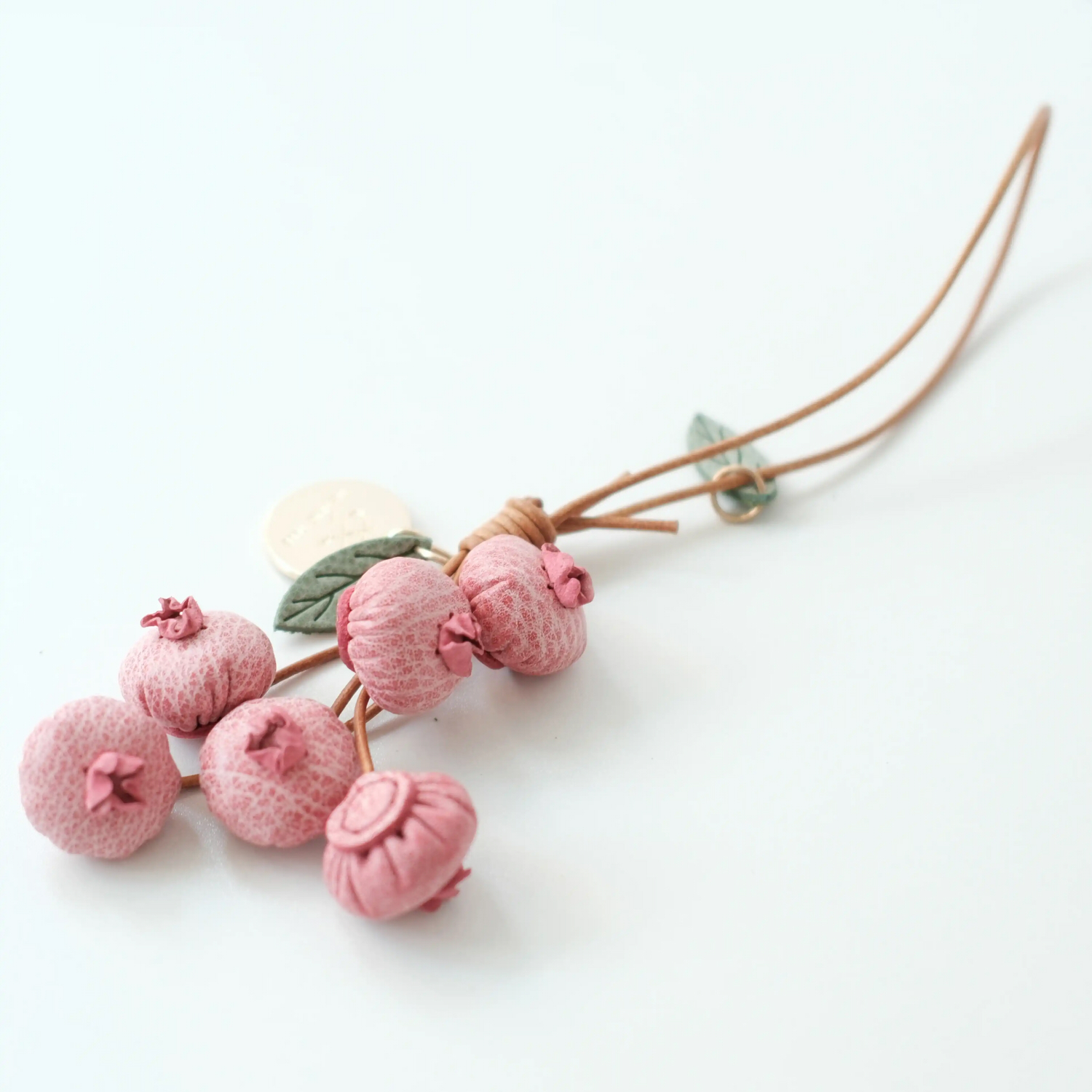 ブルーベリー キーホルダー 本革 牛革 レザー バッグチャーム 手縫い ハンドメイド 植物 モチーフ 果実 かわいい バッグチャーム 鍵飾り 小物 アクセサリー おしゃれ ギフト