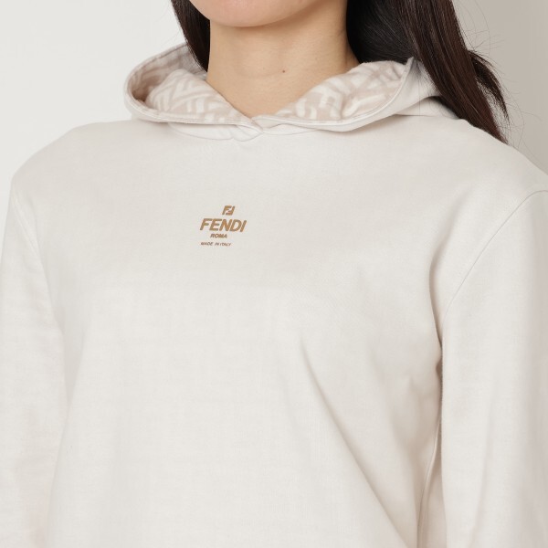 FENDI フーディー むつかしい