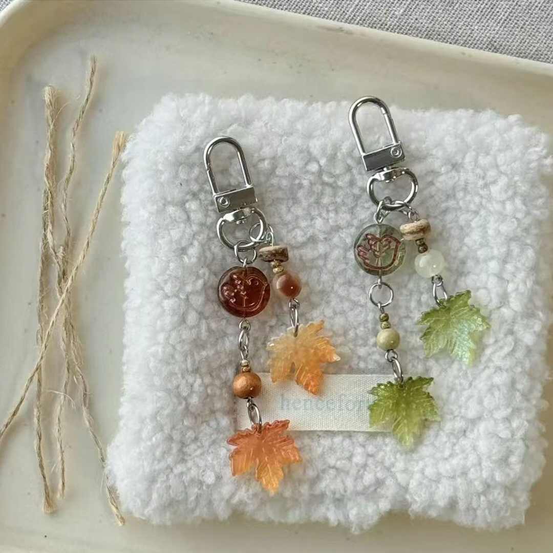 紅葉 ストラップ 和風 もみじ 葉っぱ チャーム 携帯アクセサリー スマホ飾り バッグチャーム キーホルダー 揺れる 小物 秋色 レトロ おしゃれ かわいい 雑貨 プレゼント