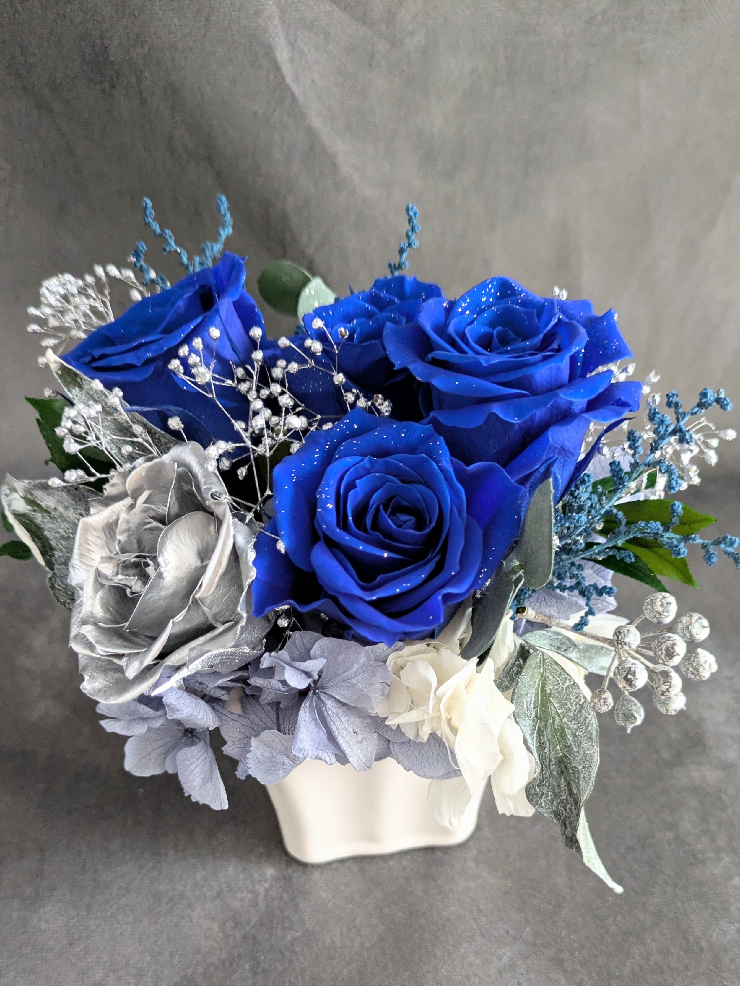 プリザーブドフラワー幸福の青い薔薇とシルバーのローズの魔法の枯れないお花【リボンラッピング付き】