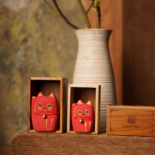 Lucky cat M[招き猫 置き物 置物 おしゃれ かわいい 縁起物 黒 白 金 猫 開運 グッズ 金運 アップ 幸運 インテリア 小さい ミニ 卓上 飾り 玄関 レジ横 デスク 小型 ミニサイズ 手のひらサイズ 木製 木箱 収納木箱付き 台座]