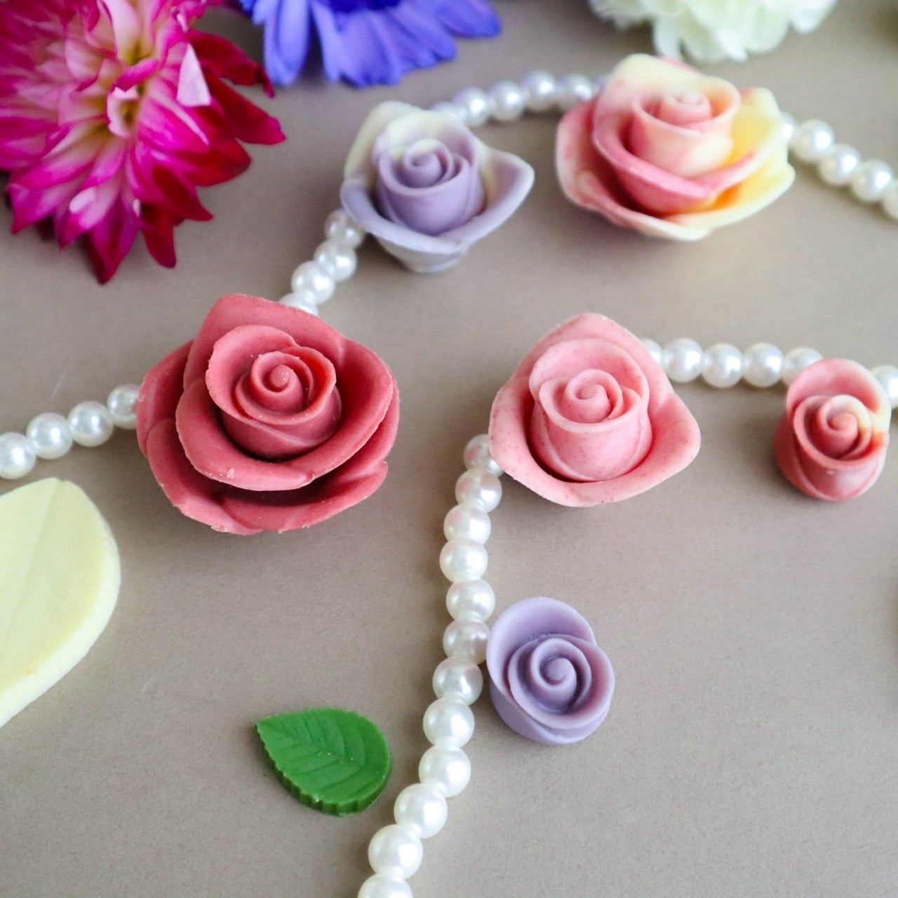 【手紙のように贈るショコラギフト】レトル・フルーリ・ダリア　人気 スイーツ かわいい 花 お菓子 フルーティ チョコレート 食品 おすすめ ギフト インスタ映え お祝い お返し