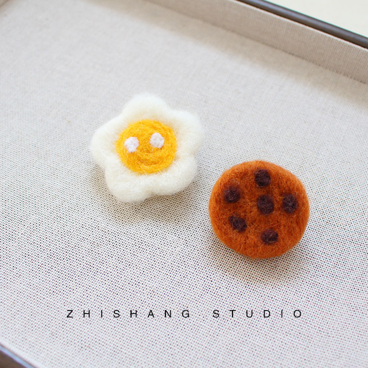 ハンドメイド風 羊毛フェルト ブローチ ピン バゲット クッキー 目玉焼き 徽章 4点 セット ギフト かわいい 雑貨 パン スイーツ