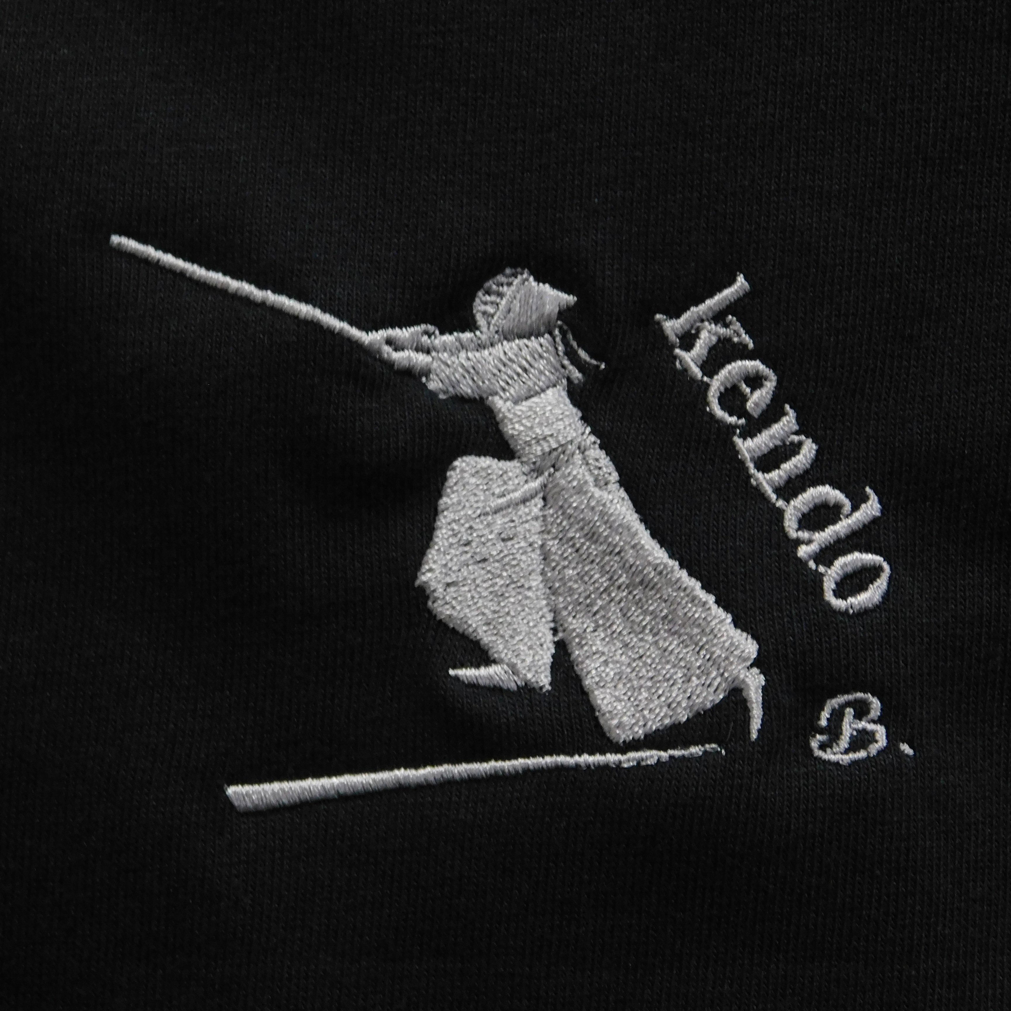 剣道 剣士 kendo Tシャツ オリジナル デザイン 刺繍 イニシャル 名入れ ギフト 半袖 男女 兼用 誕生日 お祝い プレゼント 父の日 母の日 参加 記念 景品 名前 卒業 卒部 チーム グループ 送別会 【送料無料】