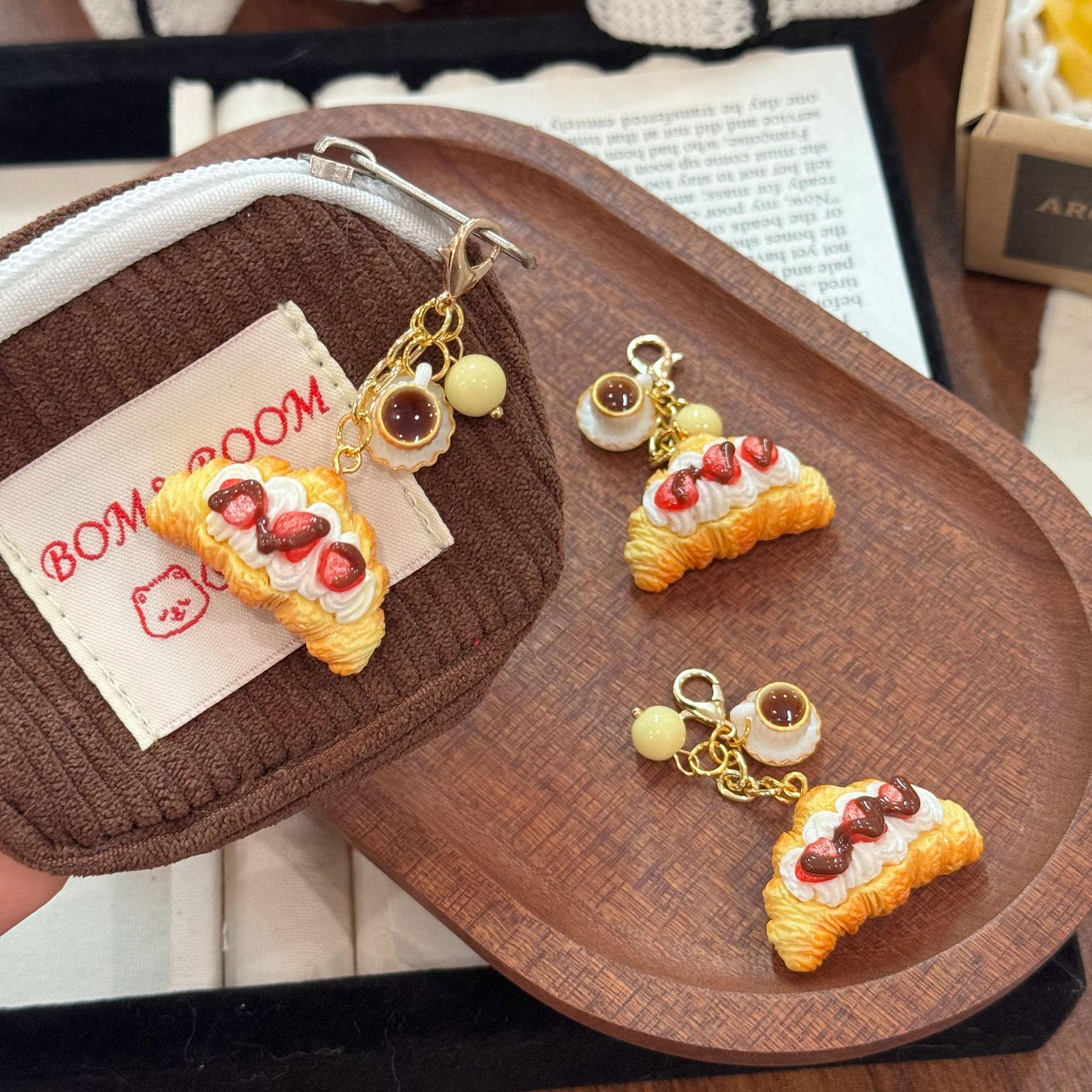クロワッサン キーホルダー 2個セット ミニチュア パン スイーツ風 チャーム クリーム デコ バッグチャーム スマホストラップ ポーチ ファスナー 小物 かわいい ギフト