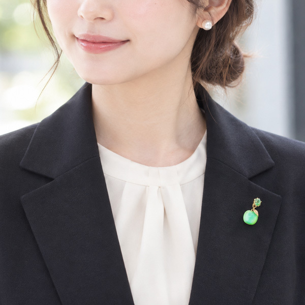 グリーンアップル爪石タックピン/ラペルピン【日本製】スーツの胸元にタイバーを！結婚式/卒業式/入学式/入園式/フルーツ/青りんご/