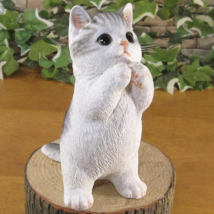 猫　置物 リアル　シンお願いキャット　１　ホワイト＆グレー　ネコ　動物オブジェ　ガーデン　オーナメント　店舗　カウンター　装飾　オブジェ　インテリア　玄関先　庭　ねこ好きさん人気ギフト　動物人気ギフト　クリスマスプレゼント　お誕生日祝い　母の日人気　父の日人気　敬老の日人気