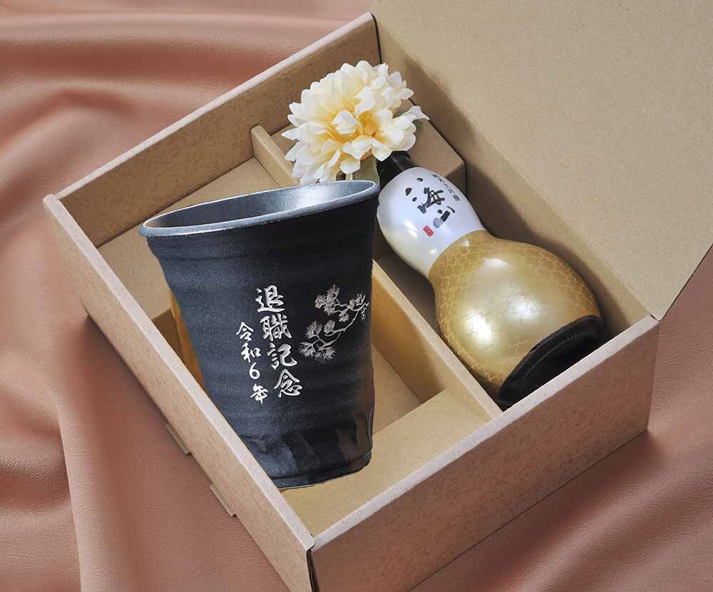 退職 異動 名入れ ギフト SXX 酒セット 日本酒 八海山 純米大吟醸 ひょうたん瓶 180ml & 美濃焼 和みゴブレット ビスマルク コサージュ付 ギフトBOX入り / プレゼント ギフト 退職 記念 誕生日 還暦 古希 喜寿 傘寿 米寿 緑寿 早寿 長寿 祝い