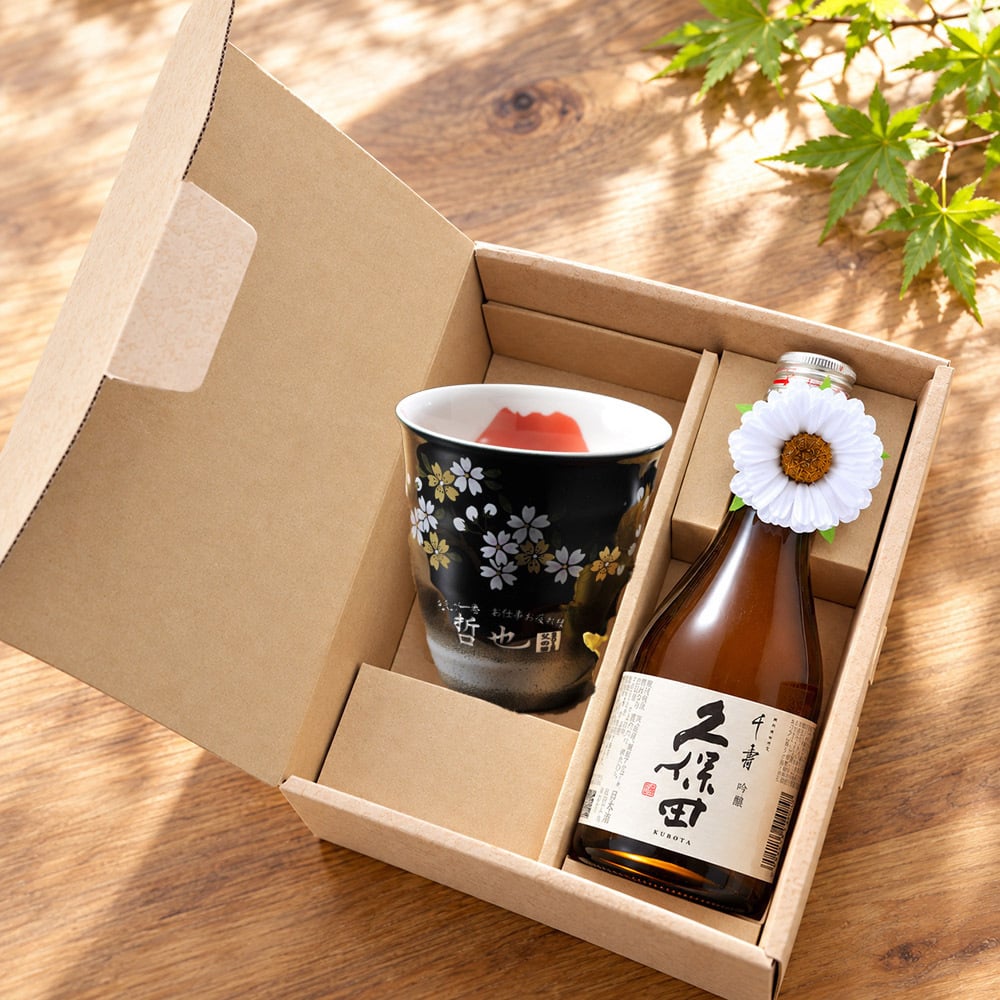 退職 異動 名入れ ギフト SXX 酒セット 日本酒 久保田 吟醸 千寿 300ml と 有田焼 赤富士 焼酎カップ コサージュ付 ギフトBOX入り / プレゼント ギフト 退職 記念 誕生日 還暦 古希 喜寿 傘寿 米寿 緑寿 早寿 長寿 祝い 陶器カップ 赤 黒 選べるカラー