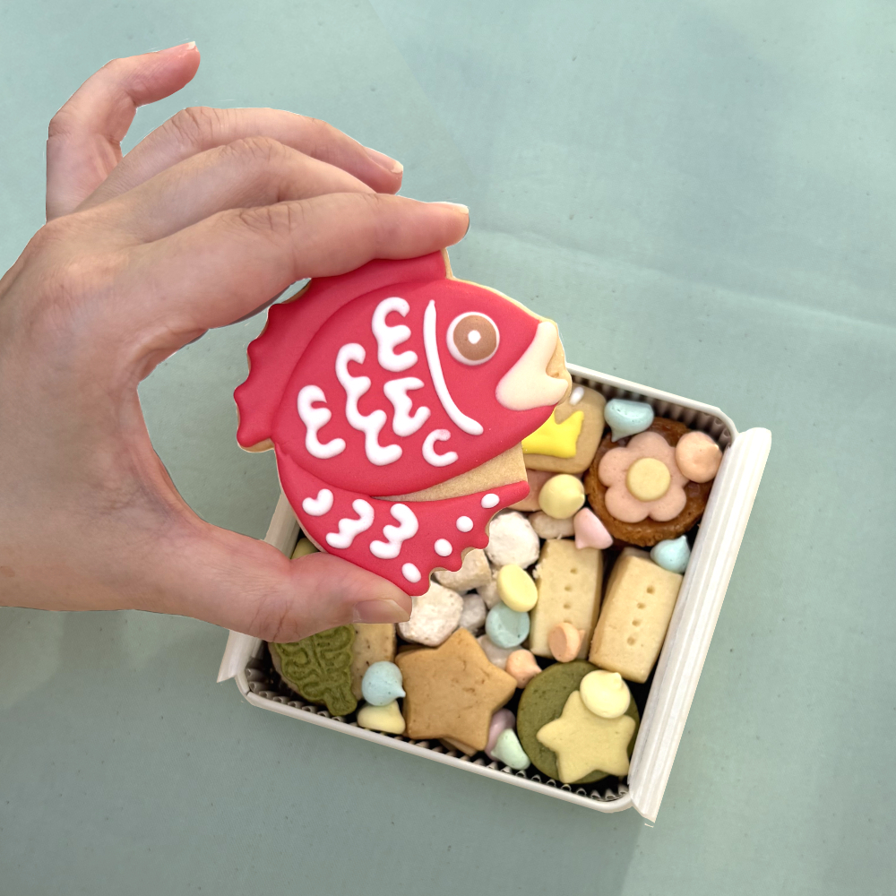 送料無料（北海道、沖縄を除く）《アイシングクッキー缶》めで鯛クッキー缶 御祝 内祝 退職 結婚 名入れ メッセージ 出産内祝い 還暦祝い ギフト 2025アワード受賞ショップ カンムリ堂