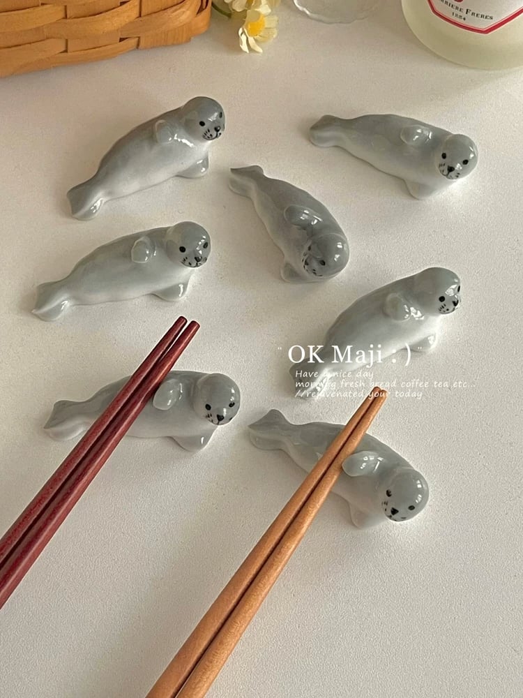 箸置き 2個セット アザラシ 陶器製 かわいい おしゃれ カトラリーレスト スプーン置き 箸枕 食器 卓上小物 シンプル 北欧風 キッチン雑貨 食卓 テーブルウェア 来客用 プレゼント