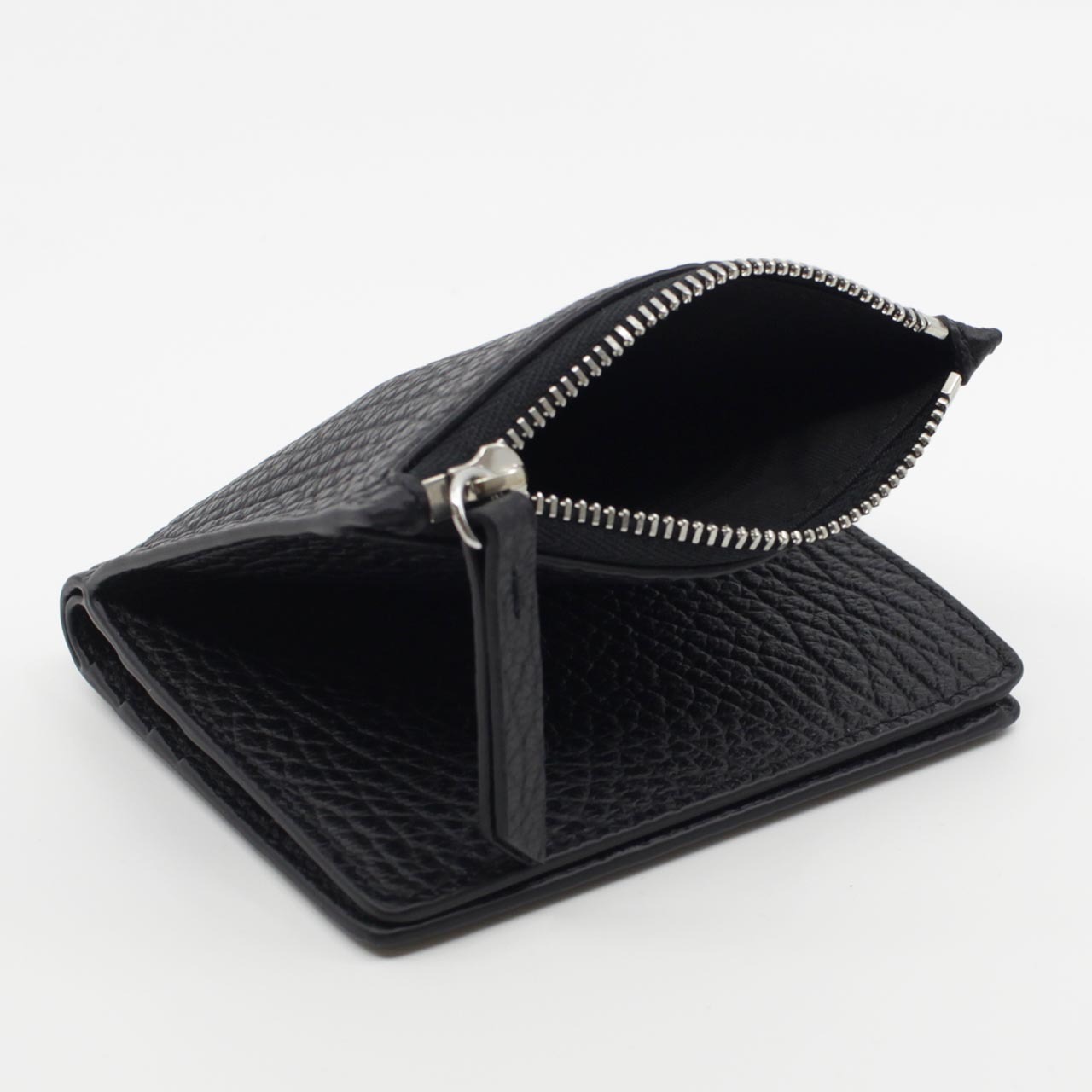 メゾン マルジェラ　Maison Margiela　二つ折り財布　SA1UI0023 P4455 T8103　ブラック　グレインレザー　4ステッチ フリップフラップ ウォレット　コンパクト財布　ミニウォレット