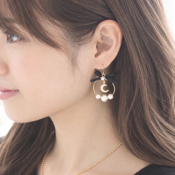 【コットンパールフープ黒リボンミニ月ピアス/イヤリング☆日本製】結婚式/ウエディングパーティアクセ/クリスマス/かわいい/プチギフト/大ぶり/