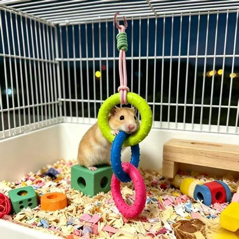 ハムスター おもちゃ 吊り下げ 3連リング ゴム製 小動物 おもちゃ リング 玩具 ケージ 吊り下げ玩具 運動 遊び道具 ストレス解消 ハムスター用品 小動物用品 ペット用品