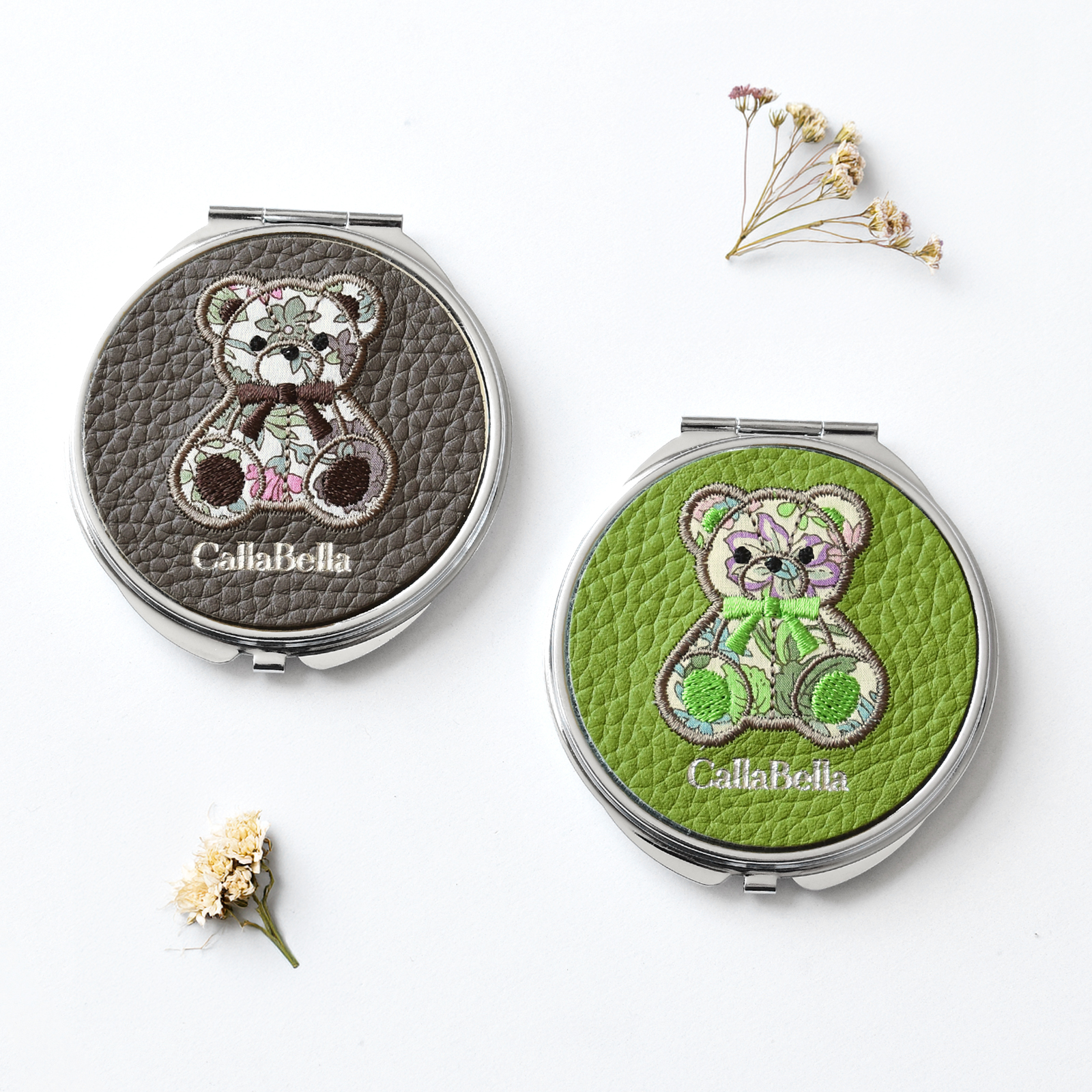 【送料無料】 シュリンクレザー × リバティ コンパクトミラー 【国産本革】 テディベア 刺繍 丸型 折りたたみ 2倍拡大鏡付き 薄型 アップリケ 花柄 牛革 かわいい