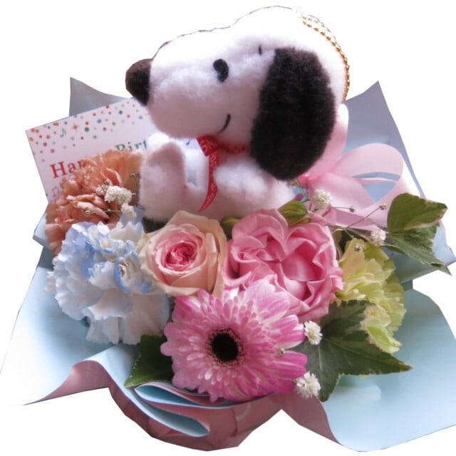 スヌーピー入り フラワーアレンジメント 誕生日 デザイナーにおまかせ 生花使用 Sサイズ