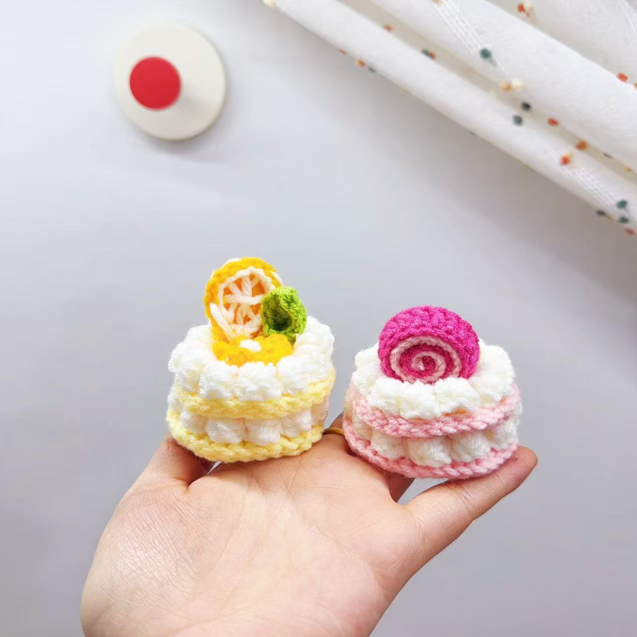 毛糸ケーキ キーホルダー 手編み風 5種類 ニット バッグチャーム かわいい スイーツ モチーフ 飾り 小物 アクセサリー 誕生日 プレゼント ギフト