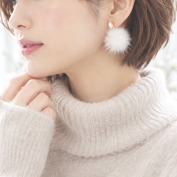 【ミンクファーキャッチ☆爪石一粒ピアス☆日本製】キャッチ金具にホワイトファーが！後ろからみても可愛いお洒落デザイン♪/モノトーン
