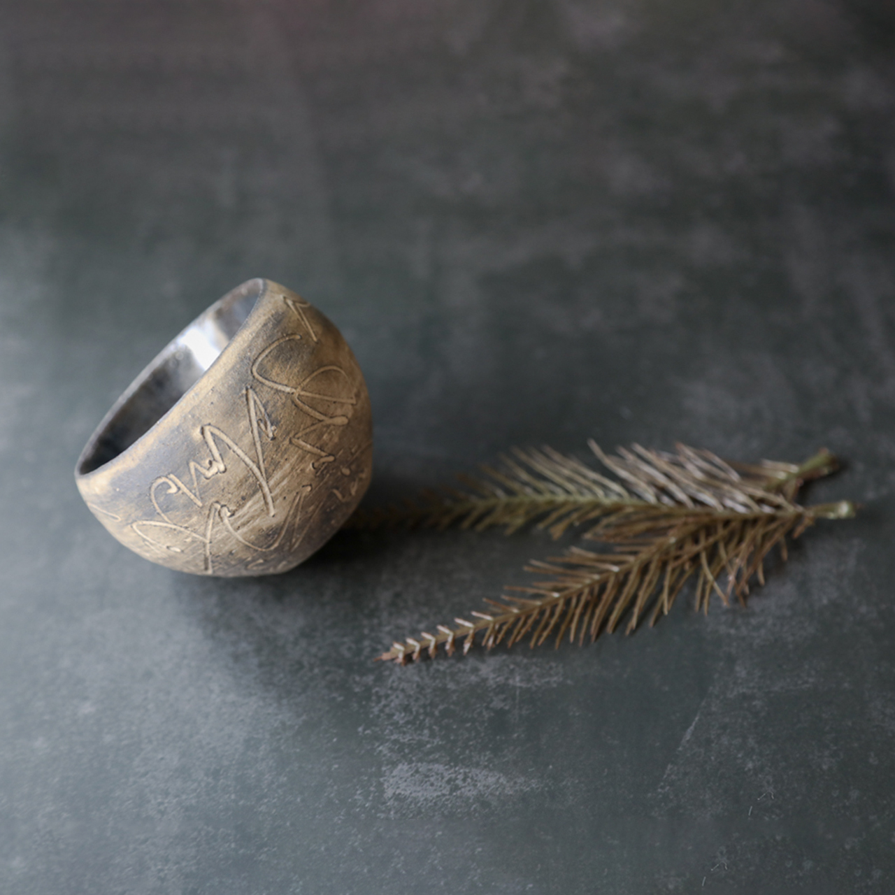 【熱燗好きのための酒器　『枯色線紋　ぐい呑』　中島智靖】一点物 ぐい呑み　お猪口　和食器 酒器 熱燗 ぬる燗 上燗  ぐいのみ お猪口 おちょこ 盃 ギフト食器 食器ギフト 食器 贈り物 お祝い 結婚祝い 新築祝い 箱入り