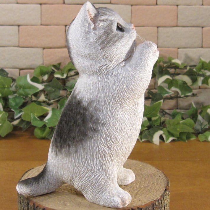 猫　置物 リアル　シンお願いキャット　１　ホワイト＆グレー　ネコ　動物オブジェ　ガーデン　オーナメント　店舗　カウンター　装飾　オブジェ　インテリア　玄関先　庭　ねこ好きさん人気ギフト　動物人気ギフト　クリスマスプレゼント　お誕生日祝い　母の日人気　父の日人気　敬老の日人気